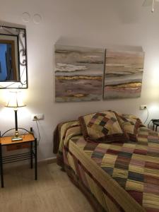 1 dormitorio con cama y mesa con espejo en Apartamentos Arcos Céntrico, en Águilas