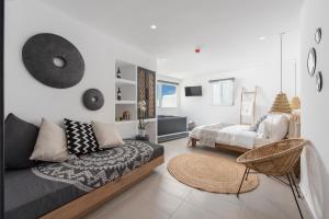a living room with a couch and a bed at Little Venice Villas in Mýkonos City