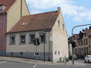 un edificio con techo marrón en una calle en Haus Ferienwohnungen Hubert, en Saarbrücken