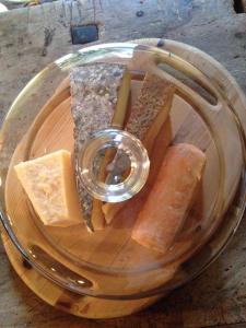 Pisano的住宿－B&B Mamma Mia，一块玻璃盘,上面有面包片和奶酪片