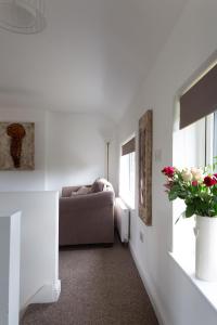 uma sala de estar com um sofá e uma janela em First floor flat with parking em Wheatley