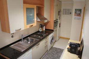 cocina pequeña con fregadero y fogones en Apartamento Zen em pleno centro de Lisboa, en Lisboa