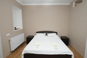 una camera da letto con un letto e due asciugamani di SHAKO's Apartments a Tbilisi City