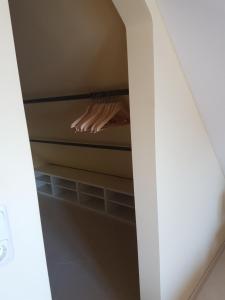 eine Person, die auf einem Bett in einem Zimmer liegt in der Unterkunft Ferienwohnung Reblaus in Rüdesheim am Rhein