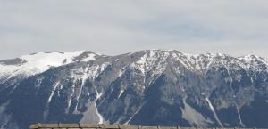 uma montanha coberta de neve em frente a uma montanha em Marijin dom - Retreat House em Bled
