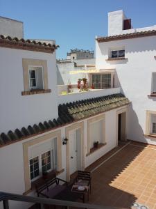 - Vistas al exterior de una casa con patio en Apartamentos Jerezanos, en Jerez de la Frontera