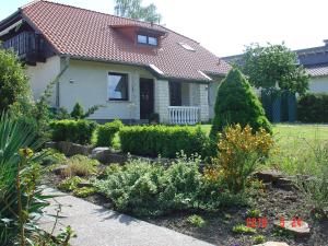 una casa con un jardín delante de ella en Am Märchenturm, en Blankenburg