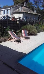 2 tumbonas junto a la piscina en Chalet De La Laigne en Allas-Bocage