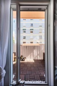 una puerta corredera de cristal con vistas a un edificio en Exclusive Beach Apartment, en Valencia