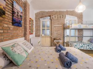 ein Schlafzimmer mit einem großen Bett mit Kissen darauf in der Unterkunft Apartamento el Purche in Granada