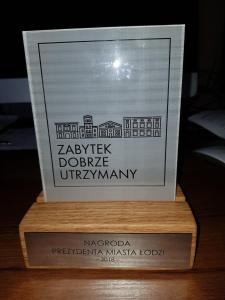 une boîte en bois avec un trophée au-dessus d'une table dans l'établissement Próchnika 49 Rooms, à Łódź