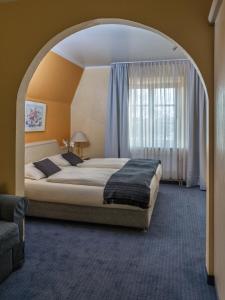 Ένα ή περισσότερα κρεβάτια σε δωμάτιο στο Hotel Pontivy