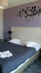 Llit o llits en una habitació de Hotel des Thermes et du Casino