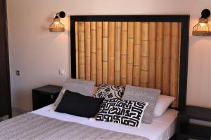 Un dormitorio con una cama con almohadas. en Dali Rooms en La Canea