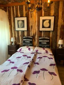 ein Schlafzimmer mit einem Bett mit Blumen darauf in der Unterkunft Tififi jak na Włoskiej prowincji in Pobierowo