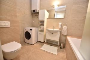 Ένα μπάνιο στο The Main Square Apartments +39 φωτογραφίες