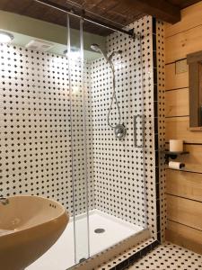 y baño con ducha y lavamanos. en Grunberg Haus Inn & Cabins en Waterbury