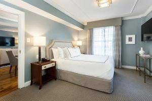 Voodi või voodid majutusasutuse The Lancaster Hotel toas