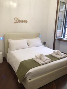 Łóżko lub łóżka w pokoju w obiekcie Colosseo Smart Flat