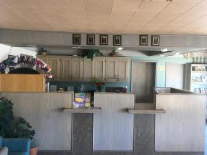 cocina con armarios de madera y encimera en Budget Inn Lafonda Motel, en Liberal