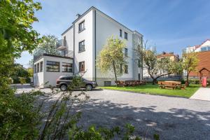 Vonkajšia záhrada v ubytovaní Villa Allegra Apartamenty z ogrodem i salą zabaw ,darmowy parking i leżaki, 5minut do morza