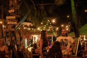 サンタ・テレサにあるBanana Beach Bungalowsの集会の人 +65枚の写真