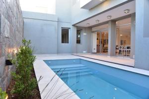 a swimming pool in the middle of a house at Nuevo Centro Apart Hotel & Suites in Marcos Juárez