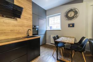 Kuchyňa alebo kuchynka v ubytovaní LuxApart Kalisz Loft