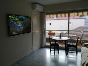 Μια τηλεόραση ή/και κέντρο ψυχαγωγίας στο Studio avec Parking Privé au Cœur de la Ville