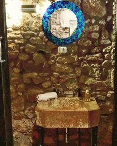 A bathroom at casa individual en casco antiguo de tarragona