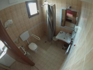 an overhead view of a bathroom with a toilet and sink at Hotel Il Giardino degli Aranci in Nola