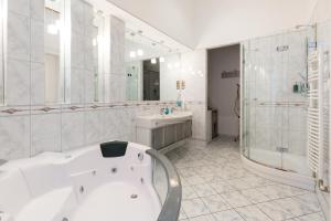 A bathroom at Luxury central Apartment