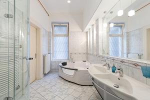 A bathroom at Luxury central Apartment