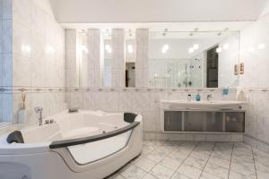 A bathroom at Luxury central Apartment