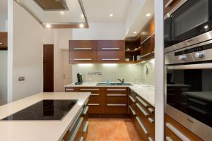 A kitchen or kitchenette at Luxury central Apartment