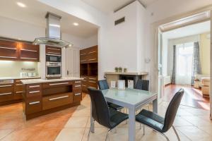 A kitchen or kitchenette at Luxury central Apartment