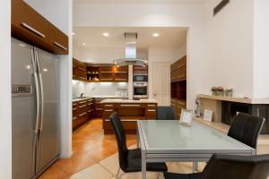 A kitchen or kitchenette at Luxury central Apartment