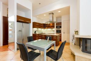 A kitchen or kitchenette at Luxury central Apartment