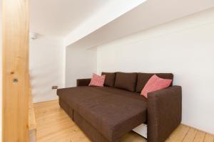 A seating area at Luxury central Apartment