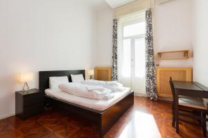 A bed or beds in a room at Luxury central Apartment
