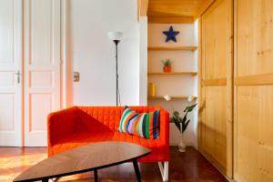 A seating area at Luxury central Apartment