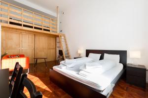 A bed or beds in a room at Luxury central Apartment