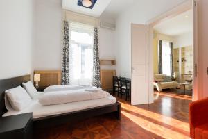 A bed or beds in a room at Luxury central Apartment