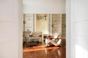 A seating area at Luxury central Apartment