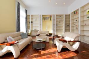 A seating area at Luxury central Apartment