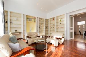 A seating area at Luxury central Apartment