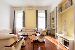 A seating area at Luxury central Apartment
