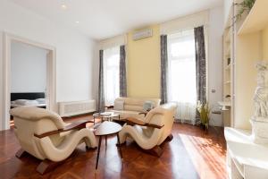 ブダペストにあるLuxury central Apartmentのリビングルーム(椅子2脚、ソファ付)