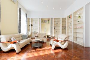A seating area at Luxury central Apartment