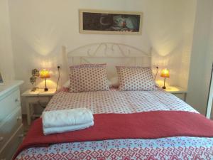 A bed or beds in a room at Adosado en playa de la Barrosa, casa Carlota